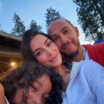 Kim Kardashian e Lewis Hamilton deram um passo importante em seu relacionamento quando ele se juntou aos filhos e à família famosa para férias pitorescas no lago.