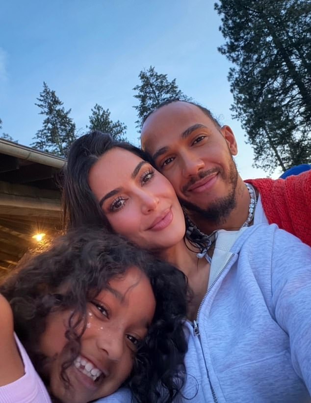 Kim Kardashian e Lewis Hamilton deram um passo importante em seu relacionamento quando ele se juntou aos filhos e à família famosa para férias pitorescas no lago.