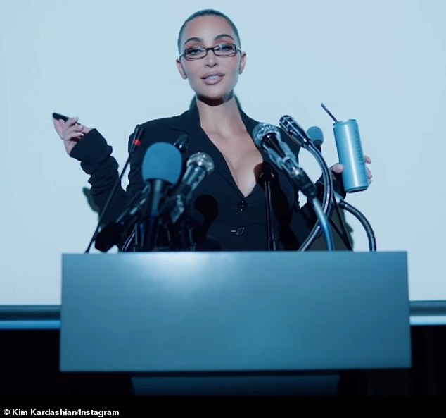 Kim Kardashian, 45, zombou de sua reprovação no exame da ordem ao aparecer em um anúncio humorístico de sua bebida energética Update