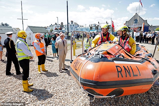 Rei Charles assiste à demonstração do lançamento de um barco salva-vidas durante sua visita à estação de barcos salva-vidas Walmer RNLI em Deal, Kent, em julho de 2025
