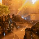 A fumaça sobe durante um ataque com mísseis russos à capital ucraniana, Kiev, em 2 de julho de 2026, em meio à invasão russa na Ucrânia. Ataques de mísseis russos e drones abalaram Kiev no início de 2 de julho, provocando incêndios e ferindo pelo menos cinco pessoas, depois que o presidente Volodymyr Zelensky avisou que Moscou estava preparando um ataque