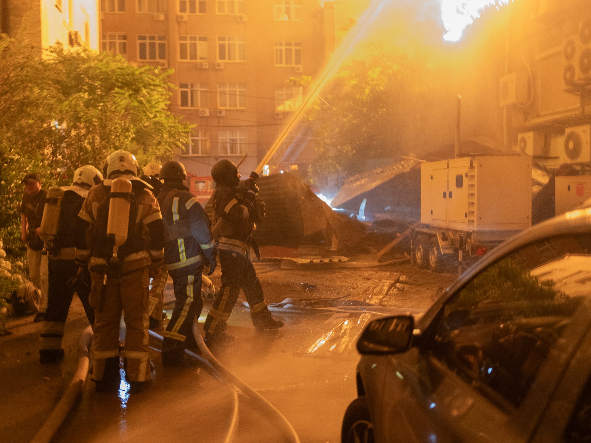 A fumaça sobe durante um ataque com mísseis russos à capital ucraniana, Kiev, em 2 de julho de 2026, em meio à invasão russa na Ucrânia. Ataques de mísseis russos e drones abalaram Kiev no início de 2 de julho, provocando incêndios e ferindo pelo menos cinco pessoas, depois que o presidente Volodymyr Zelensky avisou que Moscou estava preparando um ataque