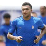 O atacante nº 10 da França, Kylian Mbappe, participa de uma sessão de treinamento MD-1 na Southern Methodist University (SMU) em University Park, Texas, em 13 de julho de 2026, na véspera da partida semifinal do torneio de futebol da Copa do Mundo de 2026 entre França e Espanha. (Foto de FRANCK FIFE/AFP)