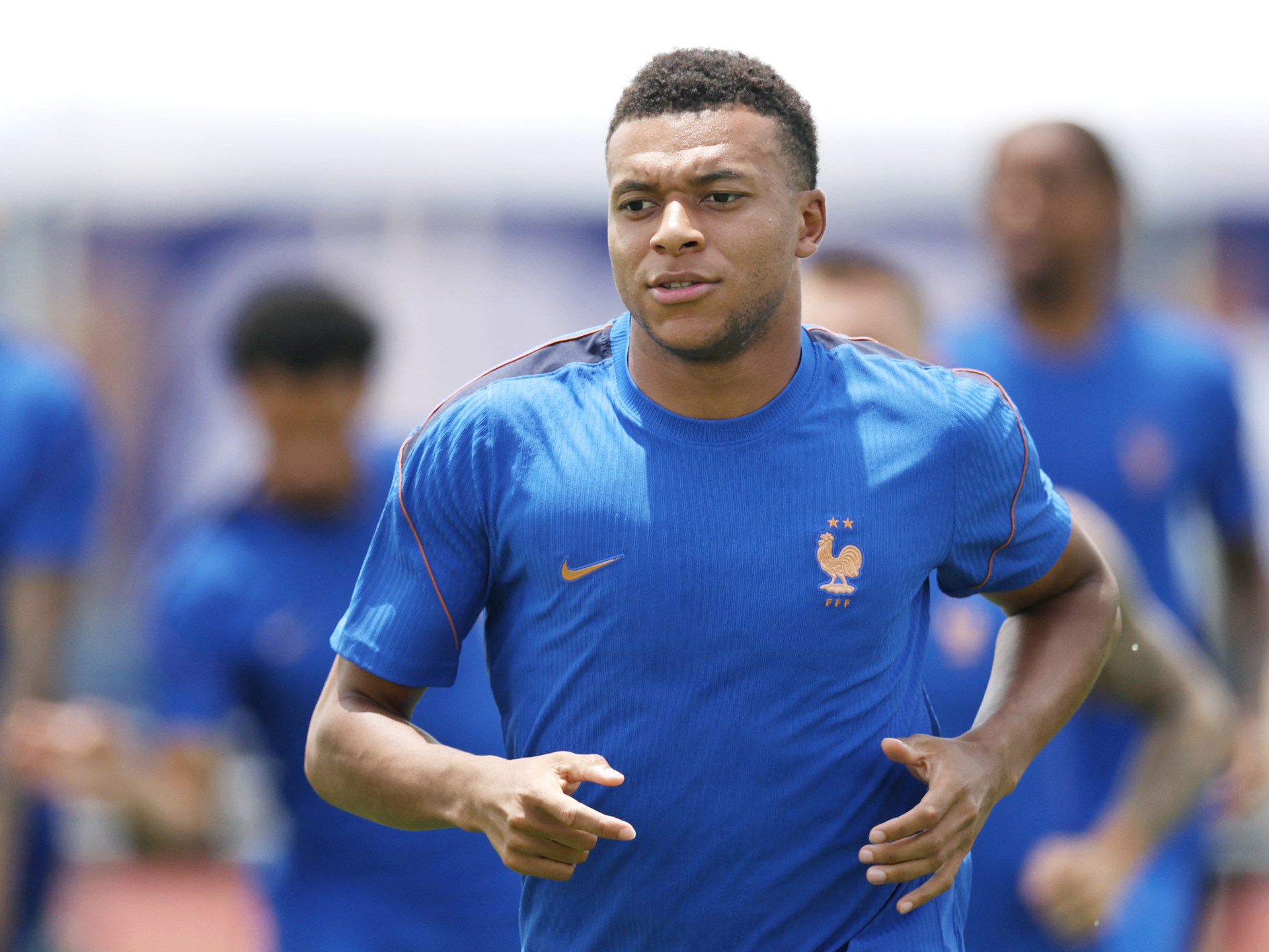 O atacante nº 10 da França, Kylian Mbappe, participa de uma sessão de treinamento MD-1 na Southern Methodist University (SMU) em University Park, Texas, em 13 de julho de 2026, na véspera da partida semifinal do torneio de futebol da Copa do Mundo de 2026 entre França e Espanha. (Foto de FRANCK FIFE/AFP)