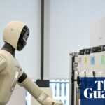 Um robô humanoide prepara chá com leite no Instituto de Inovação de Xangai, no distrito de Xuhui, em Xangai, leste da China.