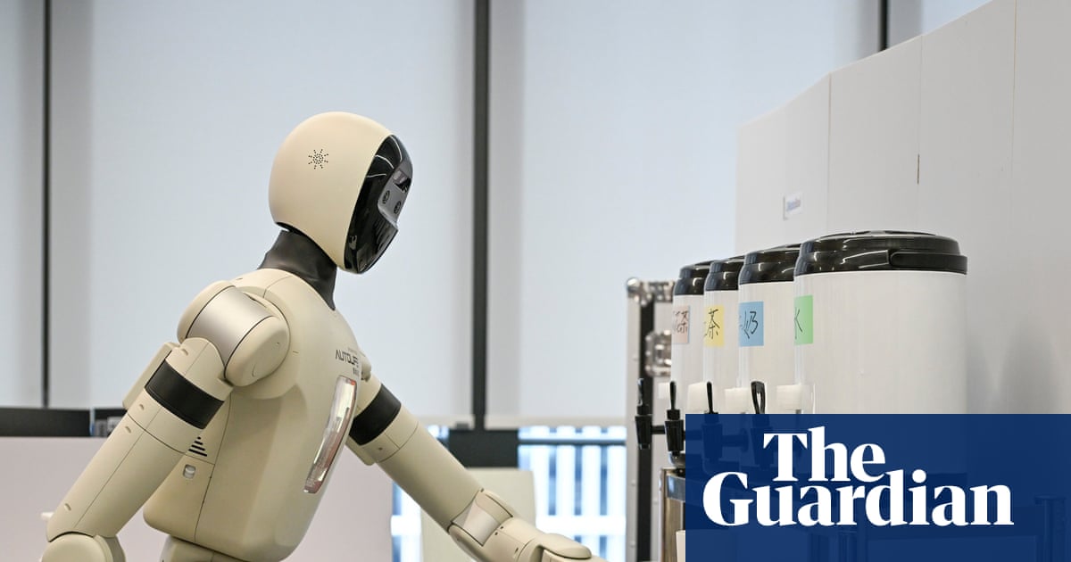 Um robô humanoide prepara chá com leite no Instituto de Inovação de Xangai, no distrito de Xuhui, em Xangai, leste da China.