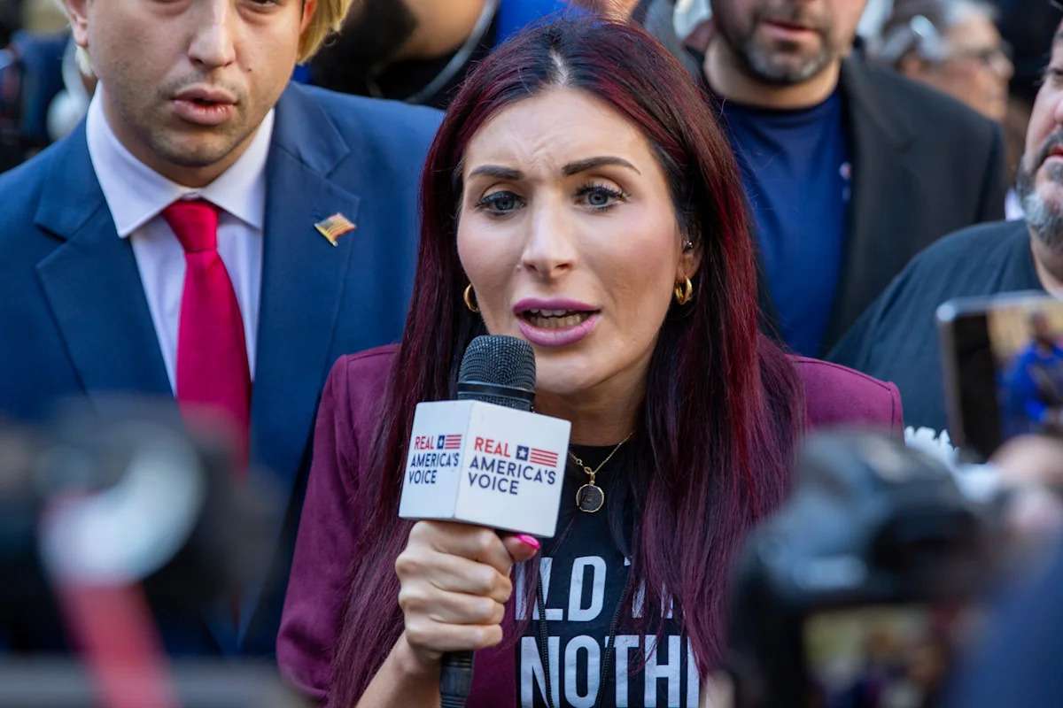 Laura Loomer se encontra com Zelenskyy na Ucrânia após grande revés na guerra