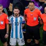 Ismail Elfath (segundo a partir da direita) será o árbitro do confronto entre a Inglaterra e a Argentina nas semifinais da Copa do Mundo, na quarta-feira. Na foto com Messi quando ele apitou a final da Copa do Mundo de 2022