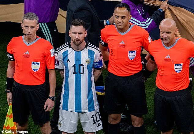 Ismail Elfath (segundo a partir da direita) será o árbitro do confronto entre a Inglaterra e a Argentina nas semifinais da Copa do Mundo, na quarta-feira. Na foto com Messi quando ele apitou a final da Copa do Mundo de 2022