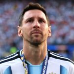 Lionel Messi observa os jogadores da Espanha recebendo as medalhas após a final da Copa do Mundo FIFA de 2026, em 19 de julho.