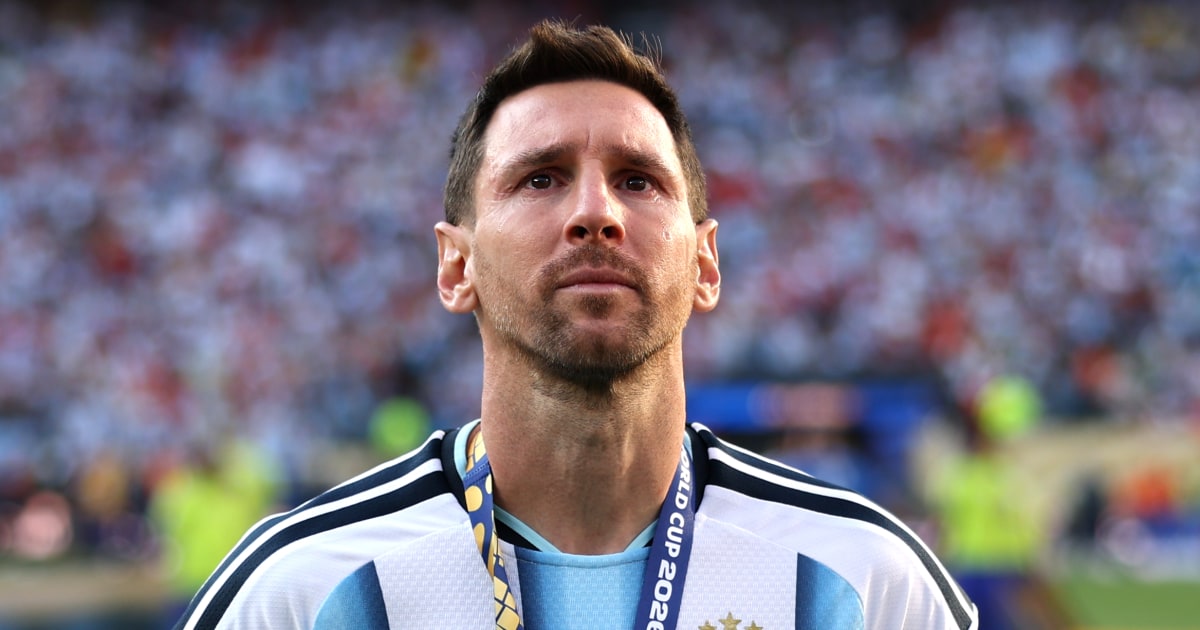 Lionel Messi observa os jogadores da Espanha recebendo as medalhas após a final da Copa do Mundo FIFA de 2026, em 19 de julho.
