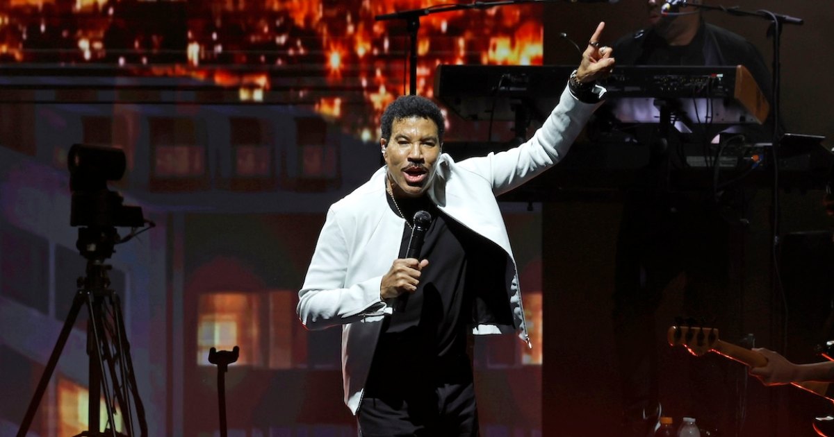 Lionel Richie diz que tentou subornar piloto de avião para evitar o cancelamento de show recente
