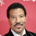 Lionel Richie 'está bem' depois de fazer uma pausa na turnê por problema de saúde não especificado