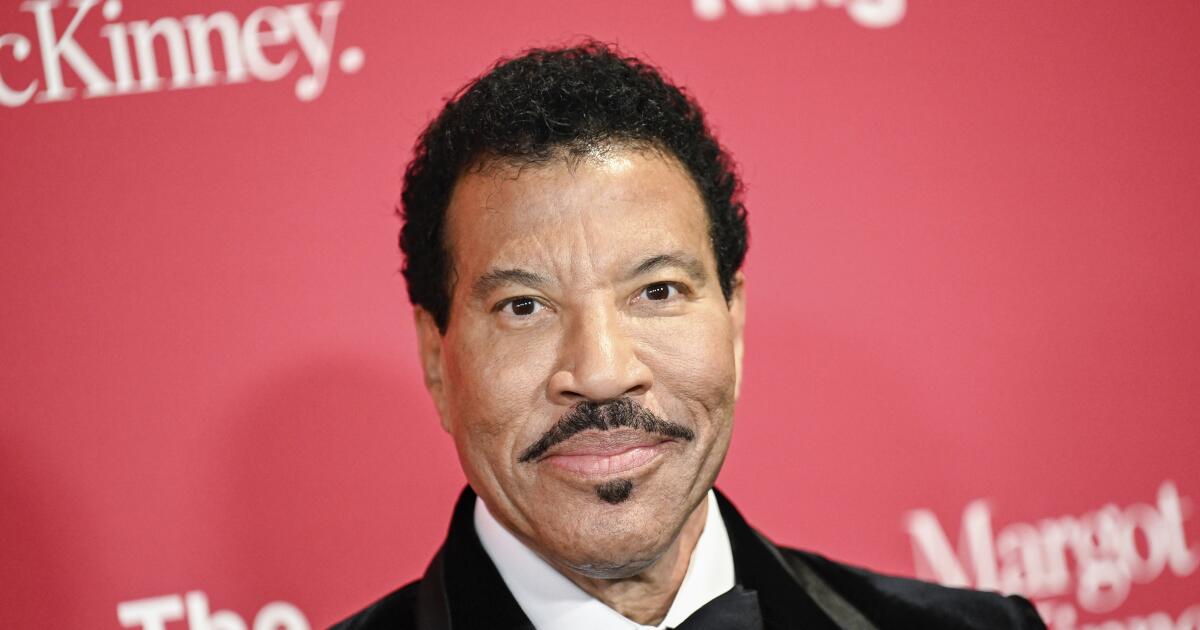Lionel Richie 'está bem' depois de fazer uma pausa na turnê por problema de saúde não especificado