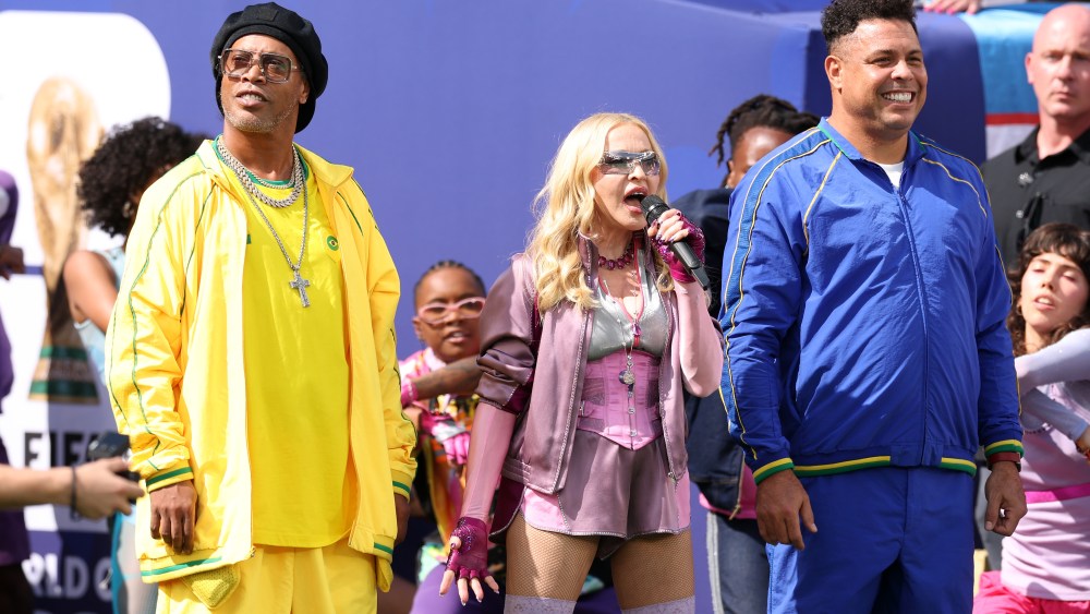 Madonna, BTS, Justin Bieber e Shakira unem forças para momentos Blink-and-You'll-Miss-'Em em um Cluster-FIFA of a Halftime Show