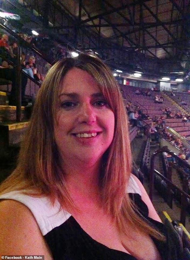 Kath Main, 46, de Gales do Sul, afirma que tinha um bilhete de loteria premiado de £ 12 milhões - mas só descobriu a sorte horas depois que um lojista o jogou fora