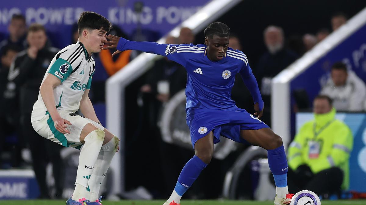 Manchester City contrata o ala adolescente Jeremy Monga por cinco anos