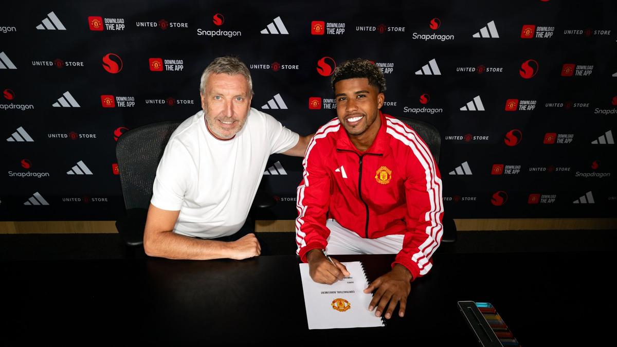 Manchester United anuncia a contratação do meio-campista brasileiro Andrey Santos