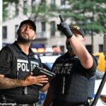 A polícia da cidade de Nova York é fotografada respondendo à cena do ataque com faca no Upper West Side de Nova York na quinta-feira