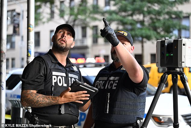A polícia da cidade de Nova York é fotografada respondendo à cena do ataque com faca no Upper West Side de Nova York na quinta-feira