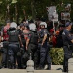 Manifestantes albaneses atropelam carros de legisladores em projetos de resorts