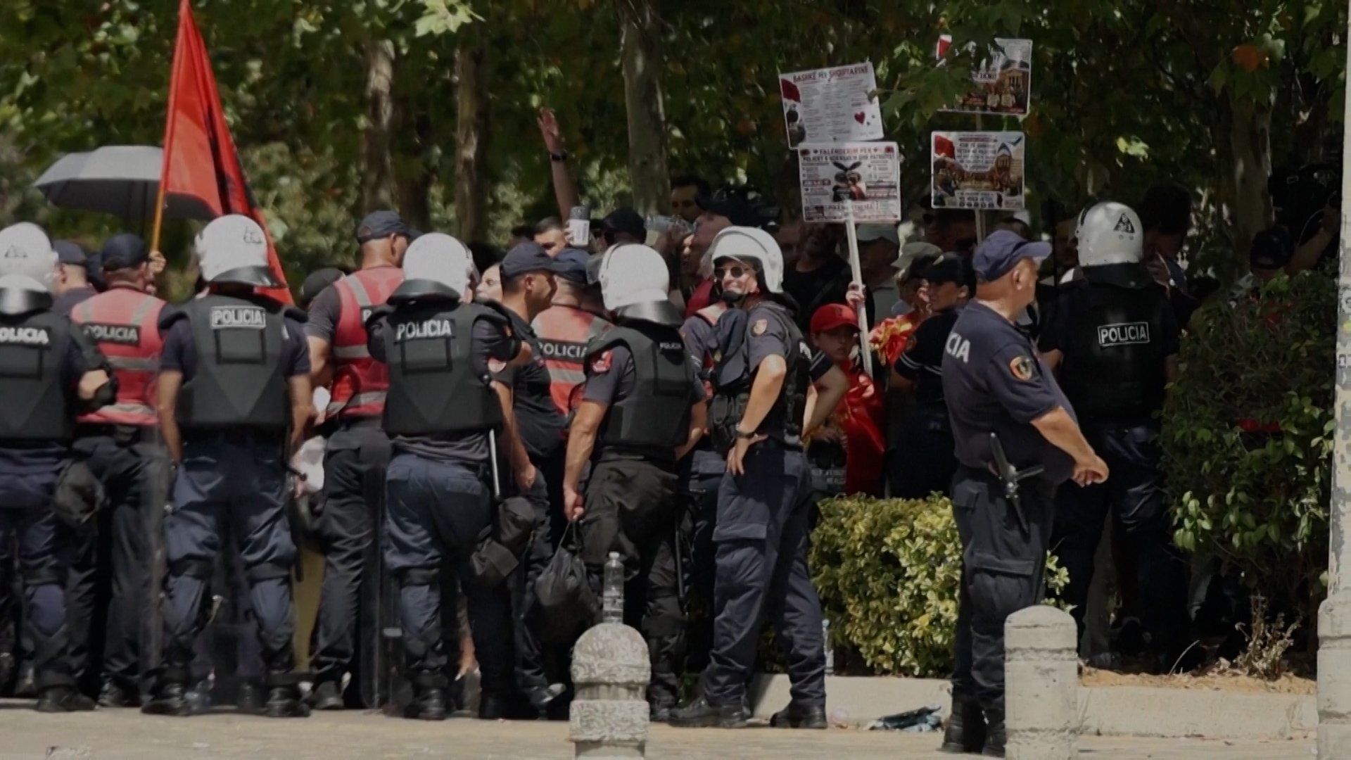 Manifestantes albaneses atropelam carros de legisladores em projetos de resorts