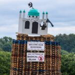 Maquete de mesquita colocada em cima de fogueira na Irlanda do Norte