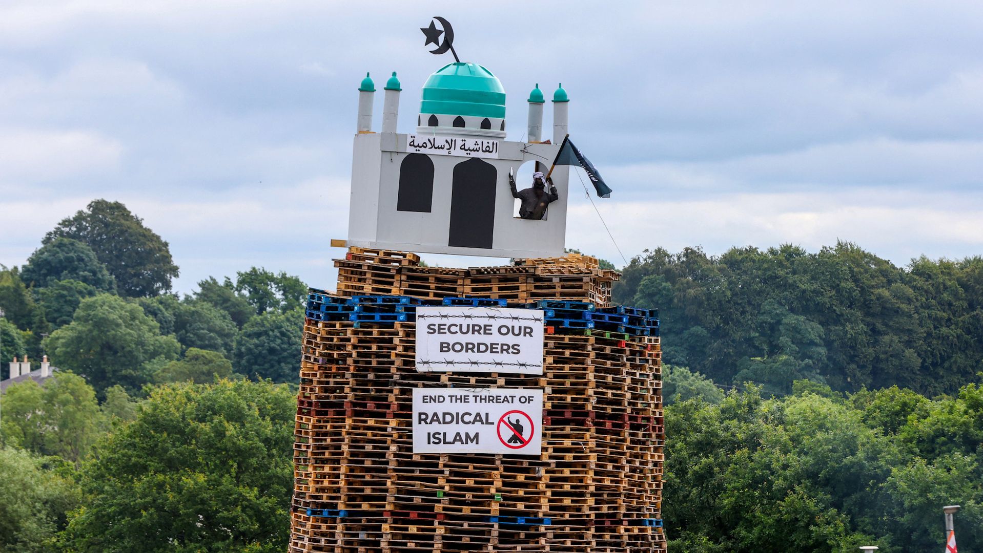 Maquete de mesquita colocada em cima de fogueira na Irlanda do Norte
