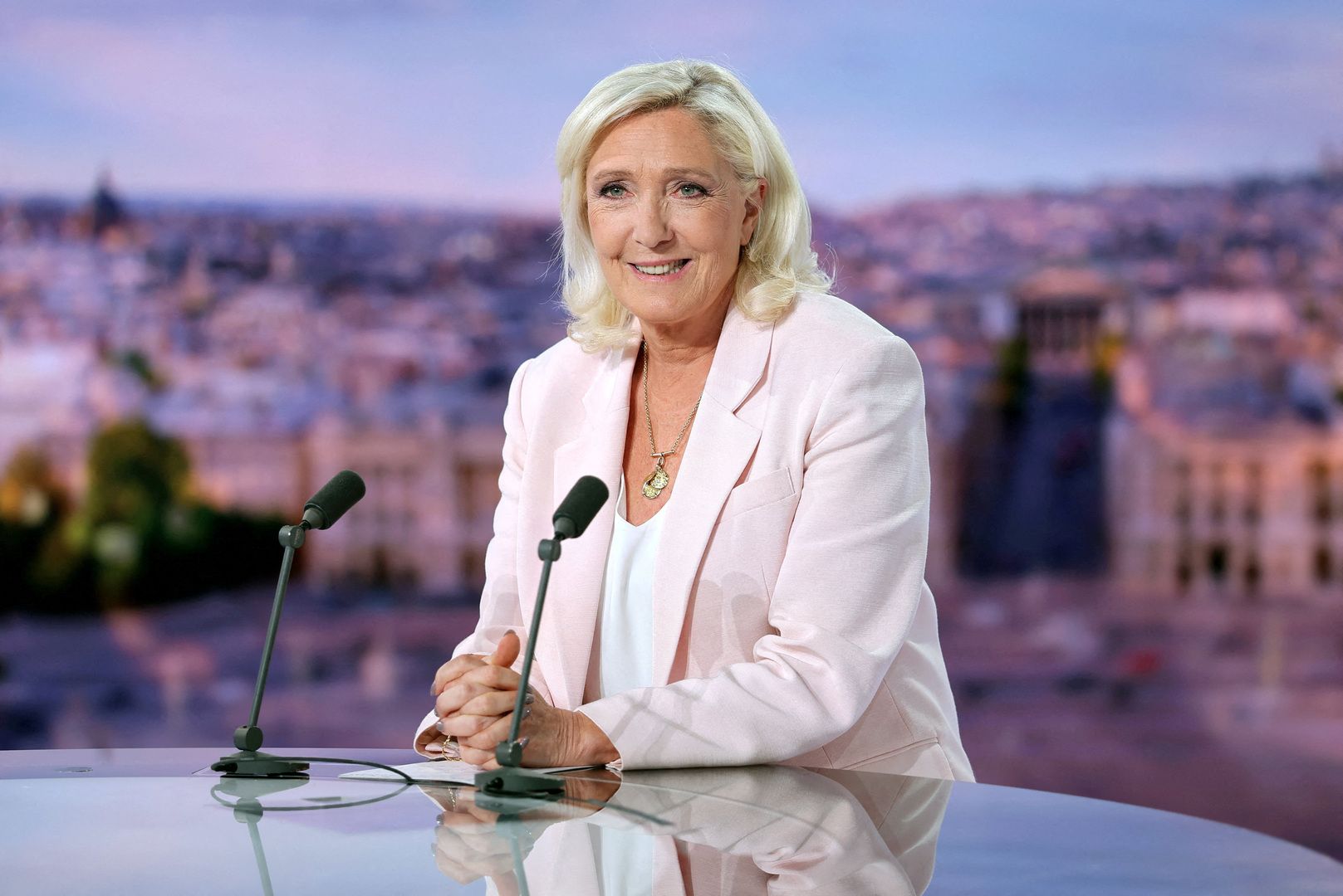 Marine Le Pen concorrerá à presidência francesa apesar de condenação criminal