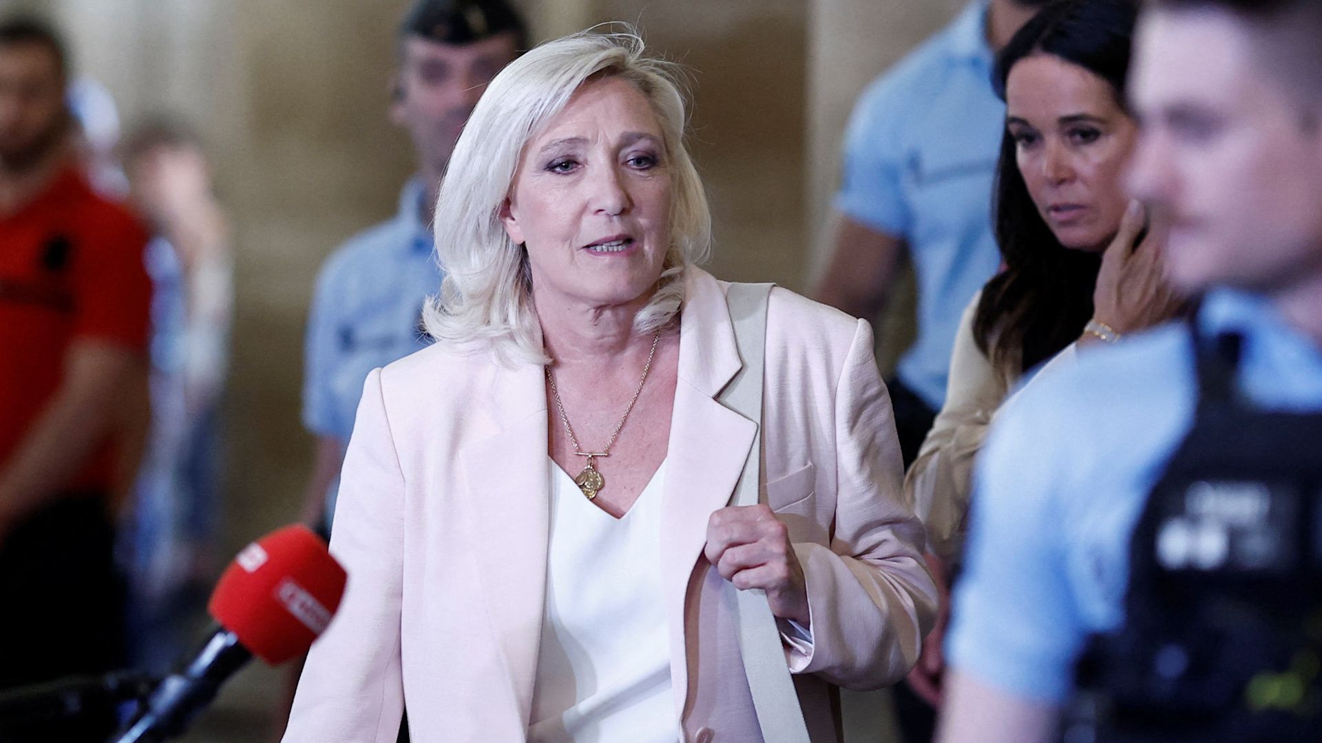 Marine Le Pen da França deve usar tornozeleira após decisão de apelação