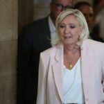 Le Pen poderá servir o ano restante com uma etiqueta eletrônica, mas – o que é crucial – ela também foi suspensa de concorrer a cargos públicos por 45 meses