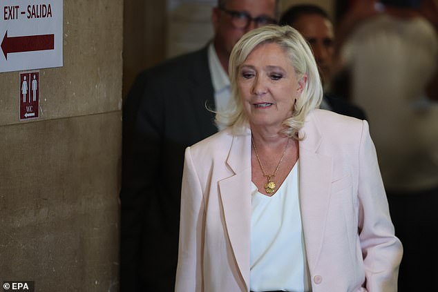 Le Pen poderá servir o ano restante com uma etiqueta eletrônica, mas – o que é crucial – ela também foi suspensa de concorrer a cargos públicos por 45 meses