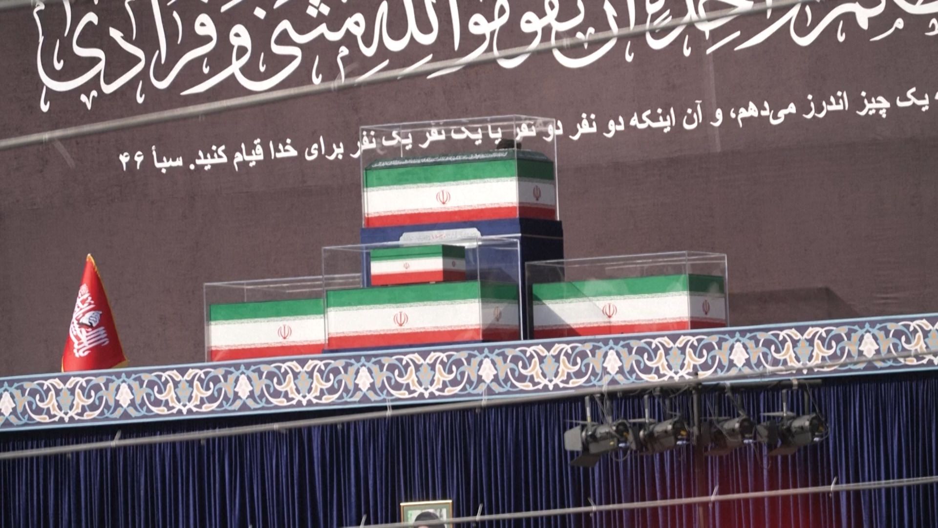 Massas de iranianos desafiam onda de calor no segundo dia do funeral de Khamenei