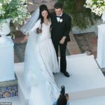 Matty Healy disse oficialmente 'sim' quando o roqueiro se casou com sua namorada modelo Gabbriette Bechtel em uma cerimônia glamorosa em Hollywood no sábado.