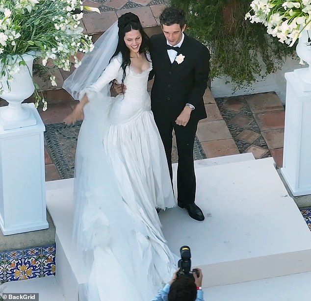 Matty Healy disse oficialmente 'sim' quando o roqueiro se casou com sua namorada modelo Gabbriette Bechtel em uma cerimônia glamorosa em Hollywood no sábado.