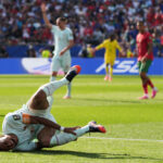 Kylian Mbappé marca seu 8º gol na Copa do Mundo antes de deixar o jogo com uma ‘leve’ lesão no tornozelo