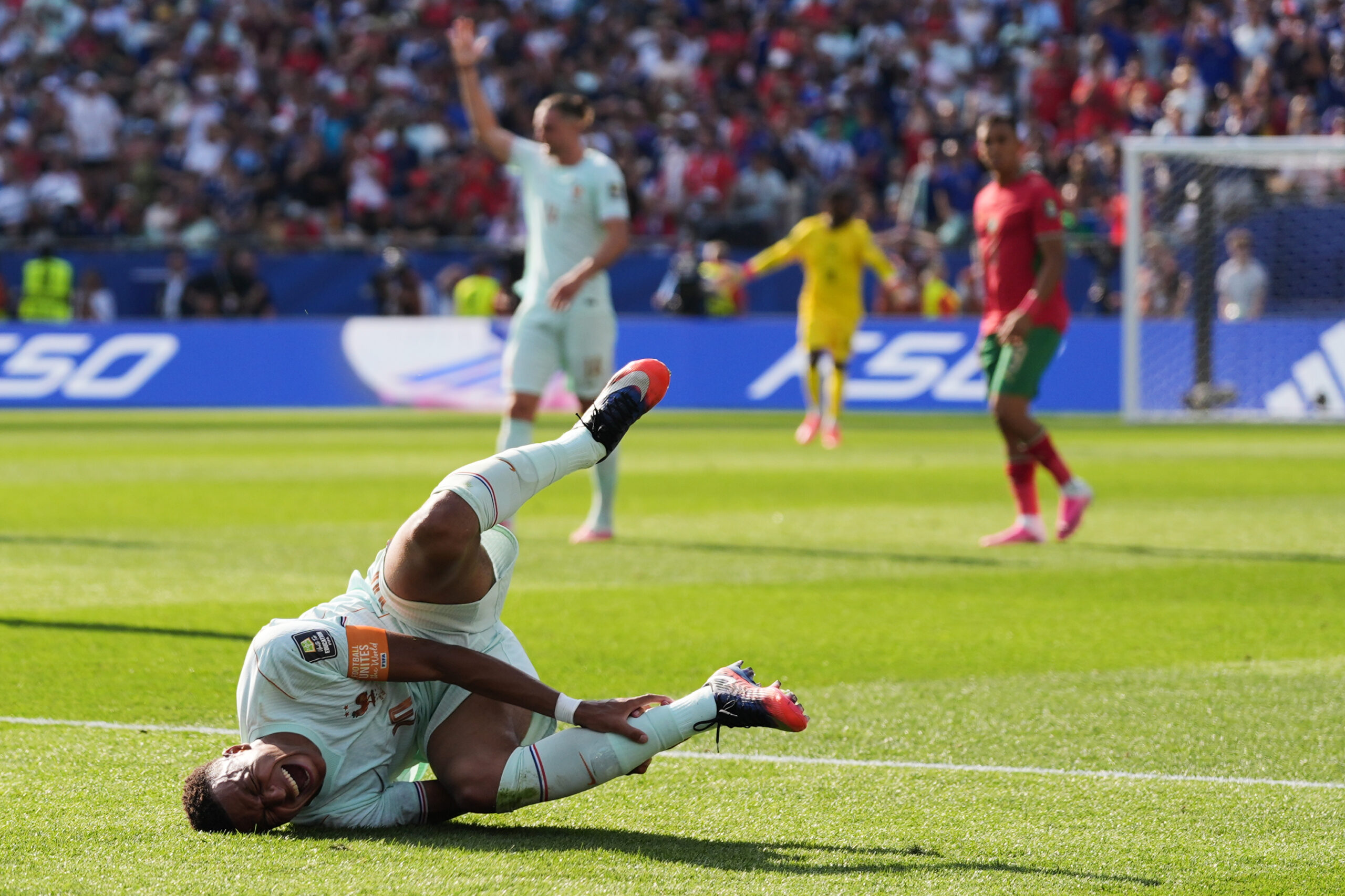 Kylian Mbappé marca seu 8º gol na Copa do Mundo antes de deixar o jogo com uma ‘leve’ lesão no tornozelo