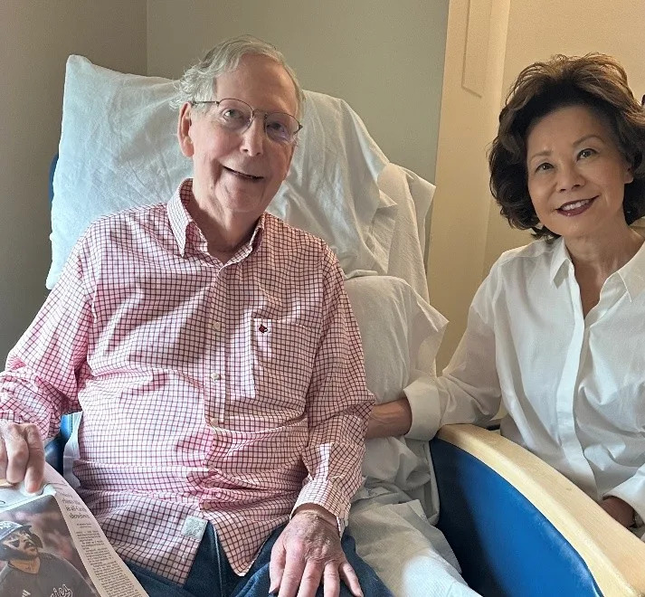 Sonhar. Mitch McConnell divulgou uma imagem sua no hospital com sua esposa, Elaine Chao. / Crédito: Gabinete do Senador McConnell
