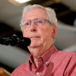 McConnell diz que uma queda levou à sua hospitalização, quebrando semanas de silêncio sobre o estado de saúde