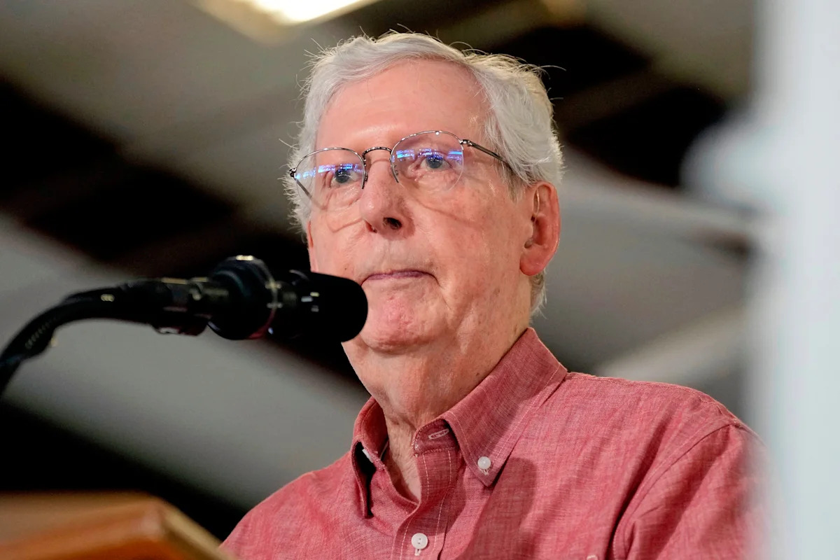 McConnell diz que uma queda levou à sua hospitalização, quebrando semanas de silêncio sobre o estado de saúde