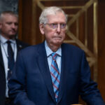 McConnell fala com líderes republicanos enquanto aumentam as especulações sobre sua saúde e permanece hospitalizado