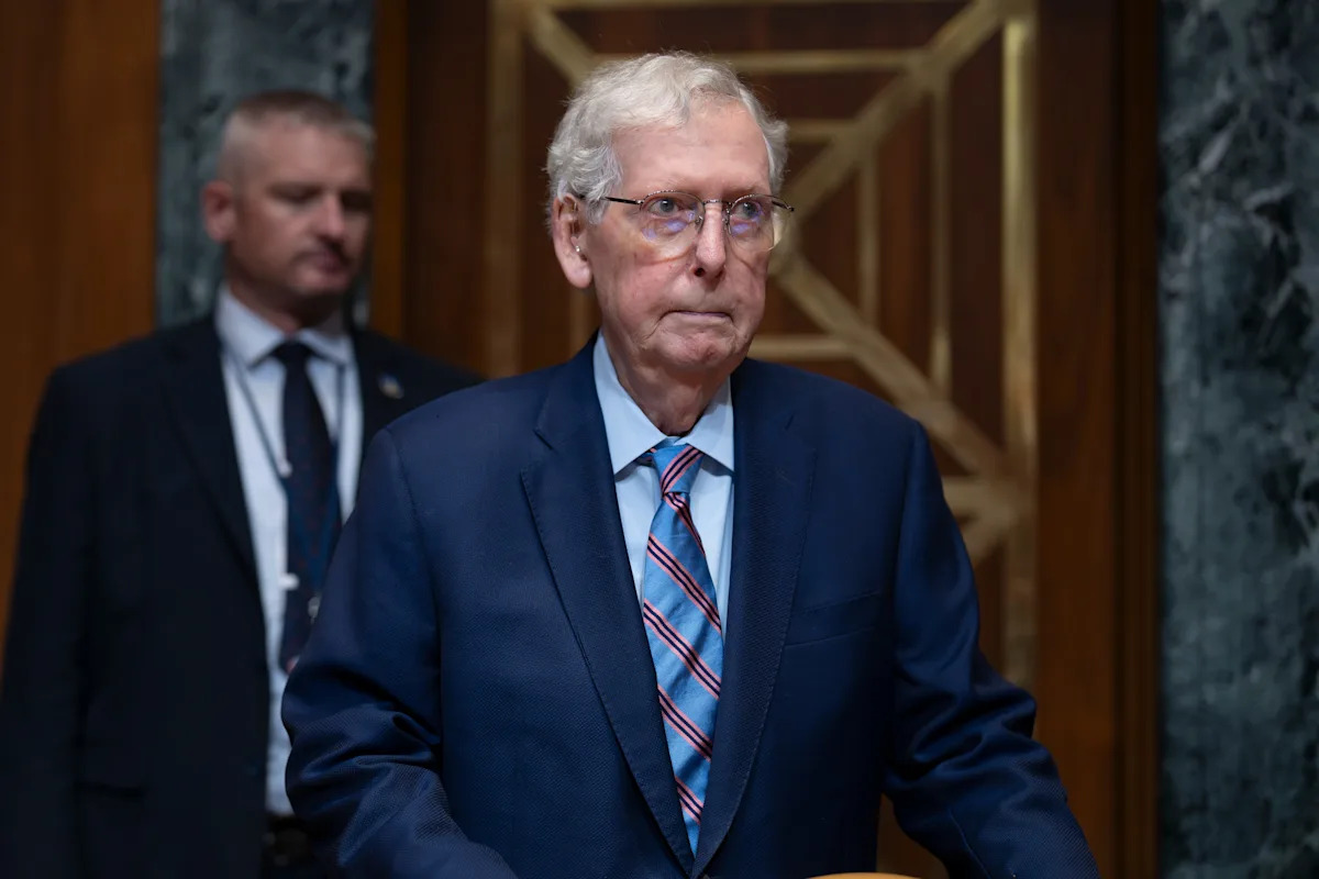 McConnell fala com líderes republicanos enquanto aumentam as especulações sobre sua saúde e permanece hospitalizado