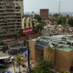 Médicos venezuelanos transformam restaurante em clínica após terremoto