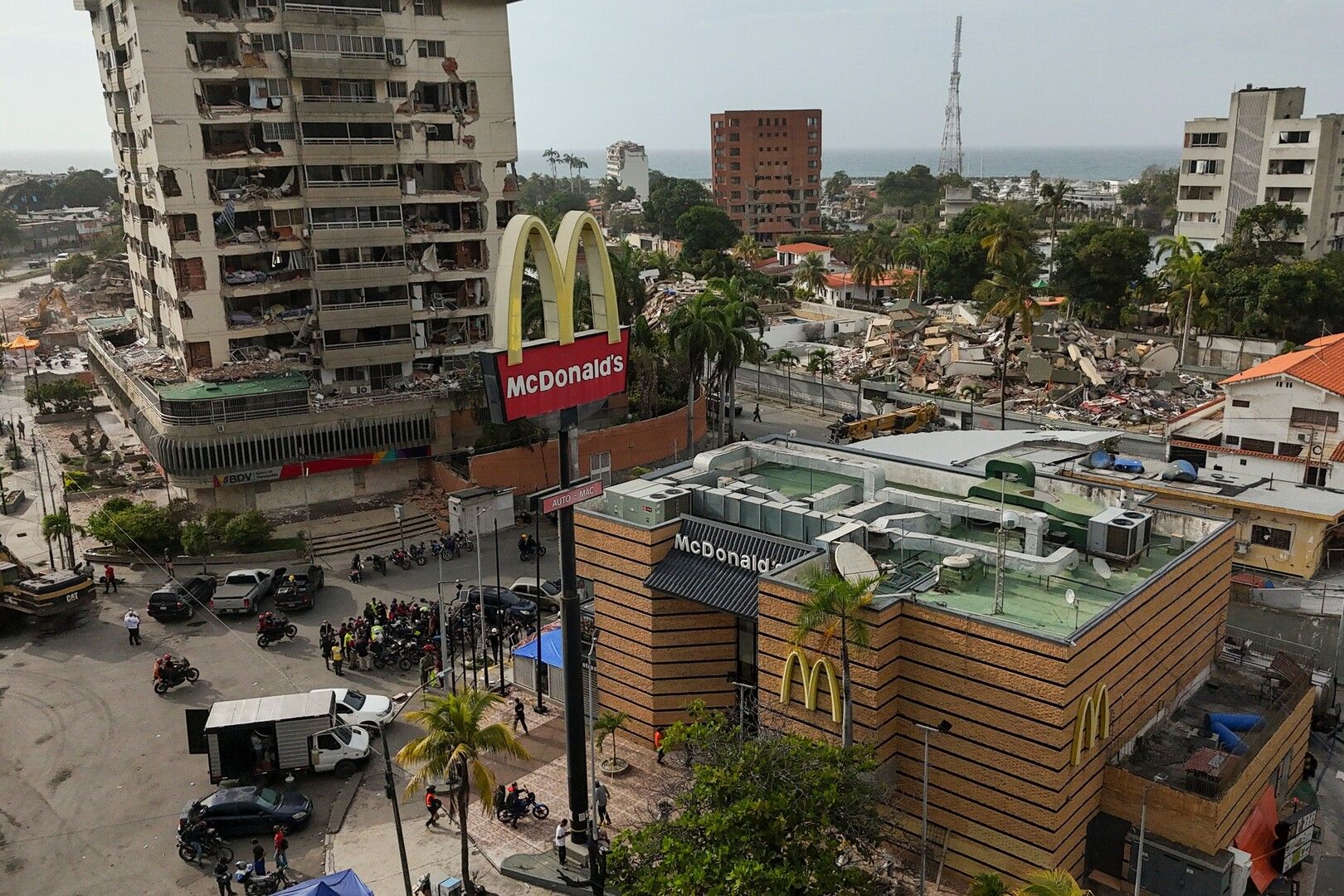 Médicos venezuelanos transformam restaurante em clínica após terremoto