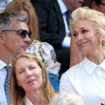 O diretor geral da BBC, Matt Brittin, retratado no Royal Box em Wimbledon com a atriz Hannah Waddingham, disse que a queda no número de pessoas que pagam a taxa de licença é um “momento de perigo real” para a corporação.