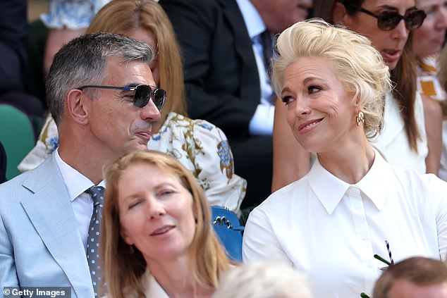 O diretor geral da BBC, Matt Brittin, retratado no Royal Box em Wimbledon com a atriz Hannah Waddingham, disse que a queda no número de pessoas que pagam a taxa de licença é um “momento de perigo real” para a corporação.