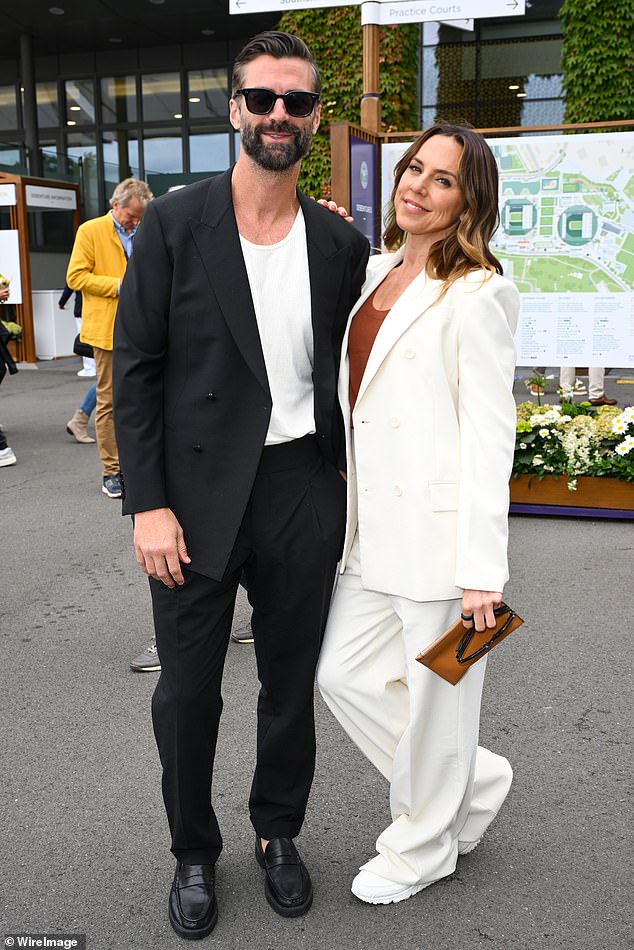Mel C é casada! Sporty Spice, 52, se casa com seu namorado modelo Chris Dingwall em uma cerimônia campestre 'perfeita' com um vestido deslumbrante desenhado por sua amiga Victoria Beckham