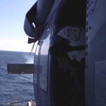 Membro da tripulação da Marinha desaparecido após acidente de helicóptero no Mar da Arábia