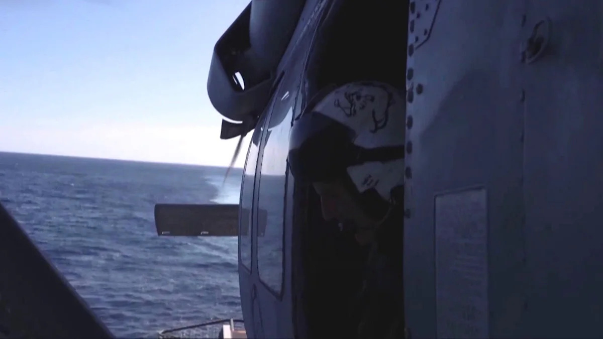 Membro da tripulação da Marinha desaparecido após acidente de helicóptero no Mar da Arábia