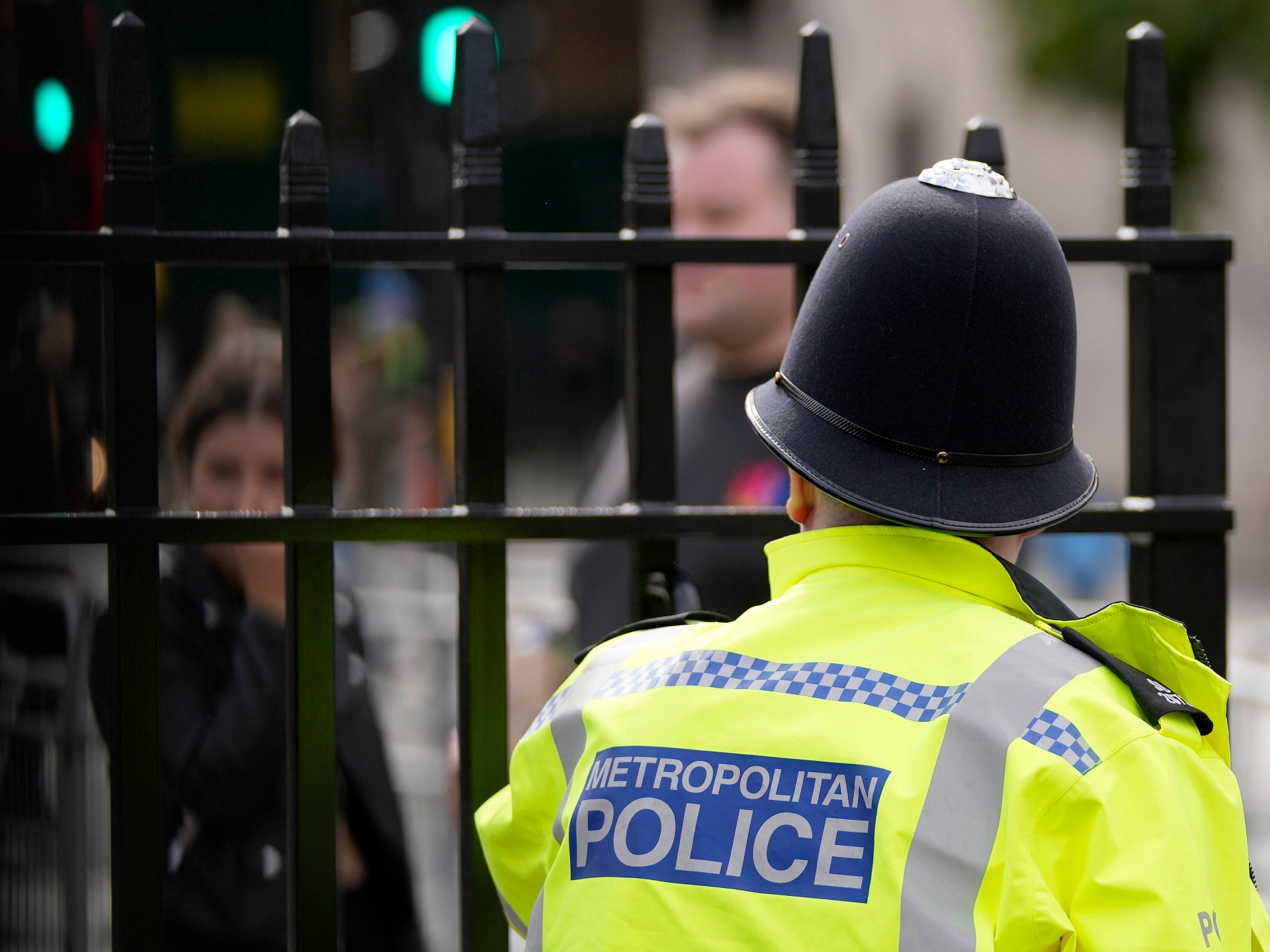 Menino de quatorze anos acusado de suposto complô contra mesquitas de Londres